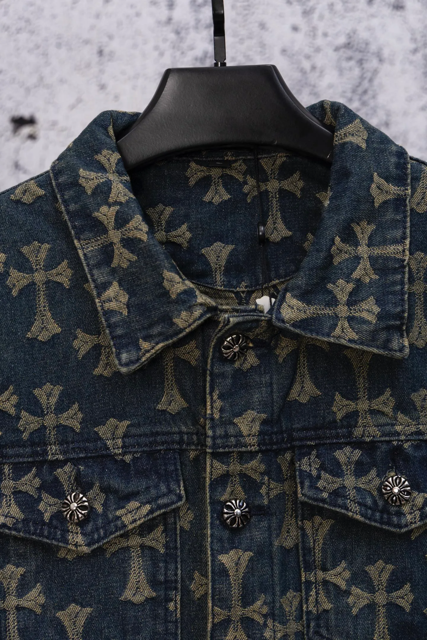 P240 Chrome Hearts CH Chrome Hearts double-sided all-over LOGO jacquard dark pattern heavy-duty denim jacket jeans denim suit same style as the Internet celebrity star's cross-printed denim jacket jeans, the unique cross design element plus all-over printing, full of design sense. It is made of 100% denim cotton fabric with heavy coarse yarn count, which ensures a stiff and tough silhouette while being soft, comfortable and breathable. The lapel is designed with silver buttons and is full of texture. The classic white cross logo is all over the dress, making it a perfect versatile style for spring and summer! Customized jacquard fabric, you can wear it in various styles. This gender-neutral shirt is a must-have for nightclubs. It can be worn as a jacket for both men and women. It can be easily worn by both men and women! The original loose version is made of high-quality pure cotton fabrics. The fabric pattern is high-definition and delicate without burrs. It is comfortable and breathable to wear. All the buttons are molded and customized. It is casual and fashionable and can be matched with any bottoms. It can be windproof and sunproof in spring and summer. It can be worn outside in autumn and winter! Easily concave shape makes you look slimmer and taller, perfect for both men and women! Color: Black Blue Size: Jacket S-XL Pants 28-36